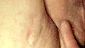 finger fuckin a bbw milf in public, her fat ass shakin