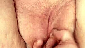 finger fuckin a bbw milf in public, her fat ass shakin