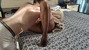 Seksi maćeha zavodi posinka za žestoko jebanje u spavaćoj sobi posle žurke