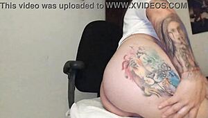 Lucyplay Echandose Cremita En Todo Su Cuerpo Y Tatuajes Deliciosos Mientras Habla Contigo