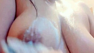 Que Rica Colombiana - Hijastra Culona Tetona Y Con Gran Coño Se Masturba En El Baño Y Luego Se Sigue Tocando En El Cuarto De Su Casa Real Casero Amateur