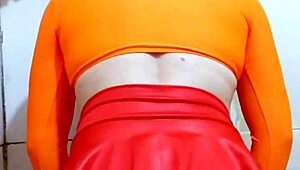 Carol Cross, the FEMBOY, looks GOSTOSA in her skirt