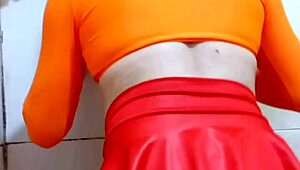 Carol Cross, the FEMBOY, looks GOSTOSA in her skirt