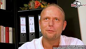 Křivá tlustá německá zralá hospodyňka potkává cizince a tvrdě se sere. Šílené!