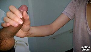 Na escadaria do prédio bati uma e acabei com a boca cheia de porra - public pov