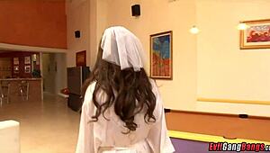 Да ли она сања овај дивљи гангбенг или шта? 😲