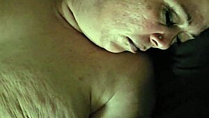 وجه زوجة الأب مغطى بالسائل المنوي بعد جلسة تسريع سريعة