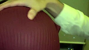 ¿Has visto a una esposa japonesa manejar pollas grandes así? ¡Video completo espera!