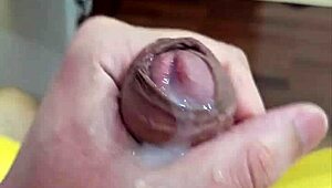 Twink Brazil pancut kuat dalam aksi buatan sendiri.