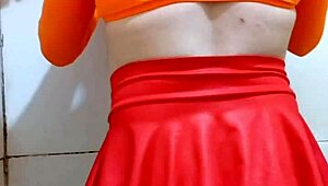 Carol Cross, the FEMBOY, looks GOSTOSA in her skirt