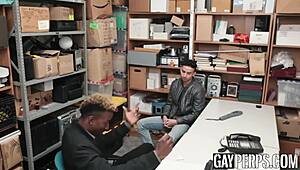 شاب وسيم مثلي يمسك وهو يسرق, مجبر على مص زب أسود كبير