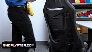 茶髪泥棒キアラ・カイのパイパンマ○コが弾むハードコア喘ぎ