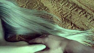 Uzun sarı saçlar beni azdırır, bu yüzden üzerine boşalırım.