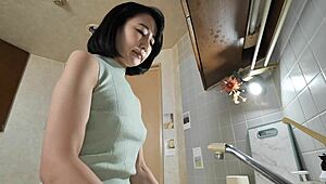 Japanese mature Reiko Seo squirts from muff diving and toy play in sexy scene