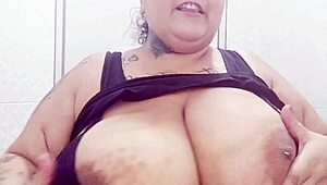 Mary Jhuana, bbw baba, si strká zátku v toalete na nákupnom centre.