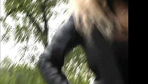 Milanski voajer otkriva lepu milf u amaterskoj sceni