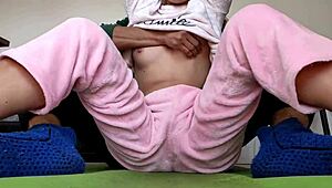 18 yaşındaki üvey kardeşimle küçük memelerini ve ıslak azgın amını pijama ile okşuyorum