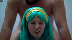 Blue-eyed babe gets creamy finish in bed