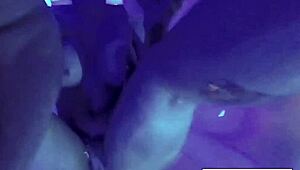 Blond wrestler bruger dobbelt legetøj på fisse og røv