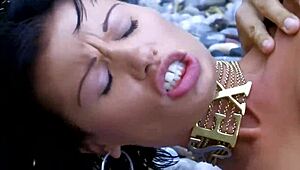 Ez a szexi barna milf összejön egy izmos pasival egy vad lovagláshoz