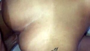 comendo o cu e gozando na buceta da novinha enquanto exibe tudo