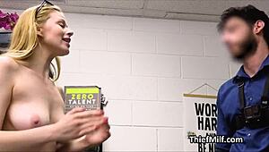 Не мога да се наситя на офицер Billy, който стиска тези огромни MILF цици.