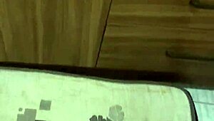 comendo o cu e gozando na buceta da novinha enquanto exibe tudo