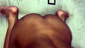 comendo o cu e gozando na buceta da novinha enquanto exibe tudo