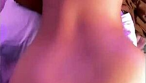 ¡Pinche puta, mueve ese culo rico mientras te follo!