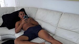 Me Masturbo En La Sala Y Mi Madrastra Se Pone Cachonda Y Se Me Une