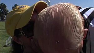 Princezna Persie svádí v divokém FFM trojce v horké vlně