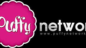 Hei, denne søte blonden drypper våt for deg