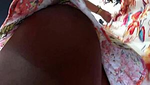 Vista deliciosa de falda de chica joven 18+ capturada en cámara oculta. ¡No creo esta toma upskirt!