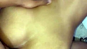 comendo o cu e gozando na buceta da novinha enquanto exibe tudo