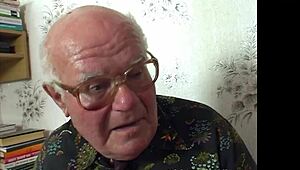 Super horká Gwen Cortez tvrdě šukána špinavým dědkem Mireckem