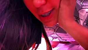 ¡Pinche puta, mueve ese culo rico mientras te follo!