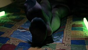 PERFECT TOES PEEKING THROUGH SEXY FISHNETS MILF HOUSEWIFE FETISH