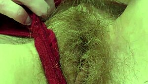 Jugosa Adrian Black goza masturbándose sola