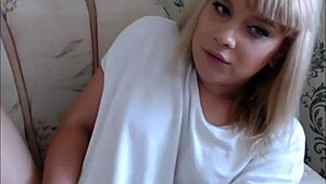 Blond transsexuálka cítí intenzivní radost při vytryskávání na sebe během live camu
