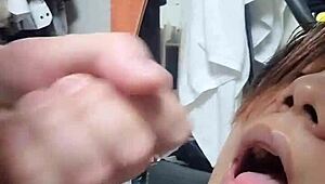 Vaddá meleg egy-az-egyben szopás! Ez az óriás fasz hatalmas arcra lövést ad!