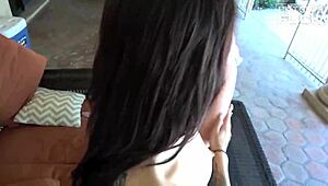 Nem tudta bezárni, szóval egy igazi hím lépett be hogy megbaszza ezt a kanos latinát kint