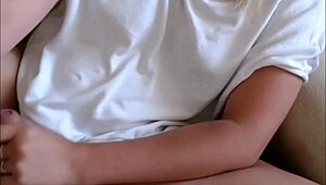 Blond transsexuálka cítí intenzivní radost při vytryskávání na sebe během live camu