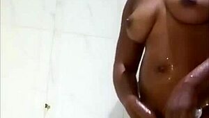 Fin rumpe sexy kjæreste kropp under dusjen... vil du bli med?