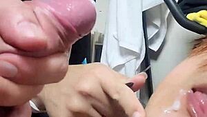 Получавам си дозата сперма в див гей секс с едно на едно смучене! Този огромен кур дава масивно лицево!