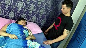 La mia matrigna in menopausa spia il mio telefono per fantasticare cose selvagge, pazzo vero? 😅