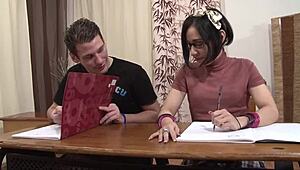 Evropské školačky se oddávají intenzivnímu šukání prdelí