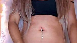 hermosa travesti tocando la polla 😍