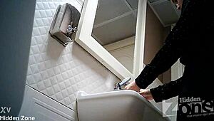 아무도 모르게 바 화장실에서 숨겨진 카메라가 잡은 생 섹스