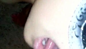 Esposa latina usa brinquedos com máscara