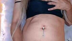 hermosa travesti tocando la polla 😍